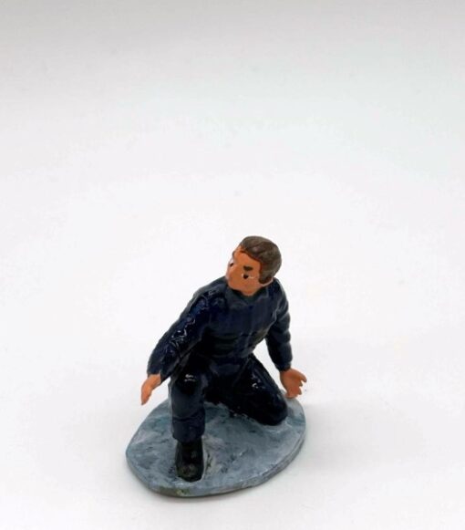 F11342 - Greenhills Painted Crouching Mechanic 1.32 Scale for Scalextric Carrera etc - NEW